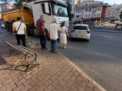 TIR OTOMOBİLİ SÜRÜKLEDİ!