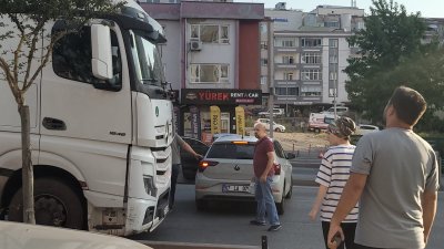 TIR OTOMOBİLİ SÜRÜKLEDİ!