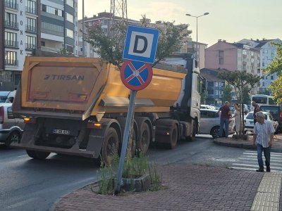 TIR OTOMOBİLİ SÜRÜKLEDİ!